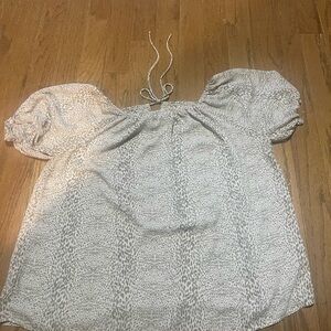 Gilli 1X Light brown and cream print blouse.